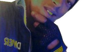 Seun doodgesteek met baba in sy arm